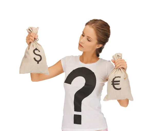 Mujer con bolsos firmados en dólares y euros — Foto de Stock