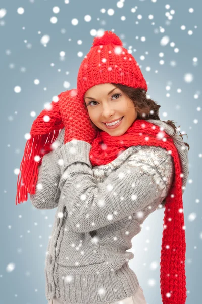 Beautiful woman in hat, muffler and mittens — Stockfoto