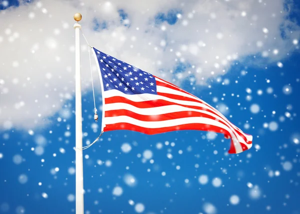 Bandeira americana voando ao vento — Fotografia de Stock