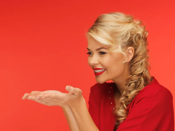 Frau pustet etwas auf die Handflächen — Stockfoto