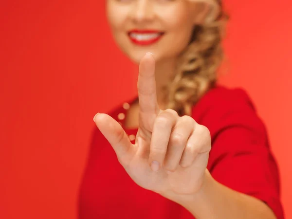 Donna in abito rosso premendo il pulsante virtuale — Foto Stock