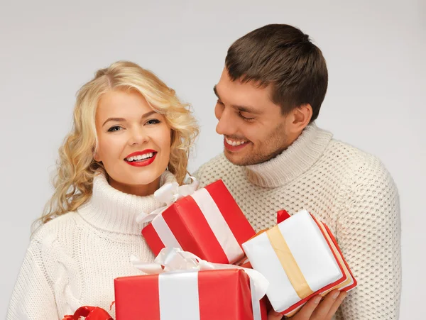 Couple familial dans un chandail avec des boîtes-cadeaux — Photo