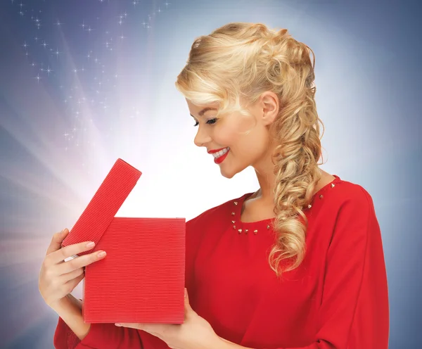Preciosa mujer en vestido rojo con caja de regalo abierta — Foto de Stock