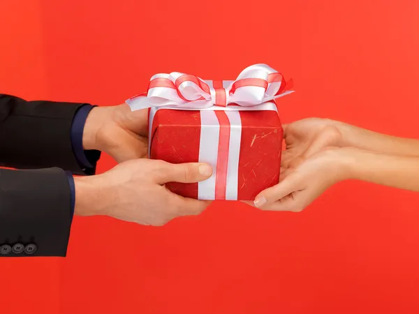 Man en vrouw handen met de doos van de gift — Stockfoto