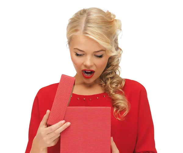 Preciosa mujer en vestido rojo con caja de regalo abierta —  Fotos de Stock