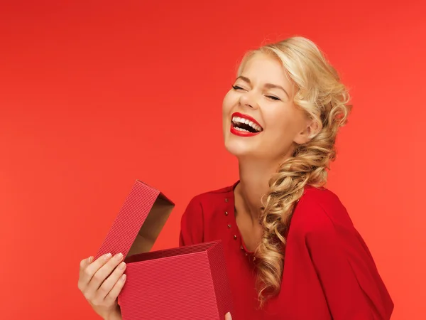 Bella donna in abito rosso con scatola regalo aperta — Foto Stock