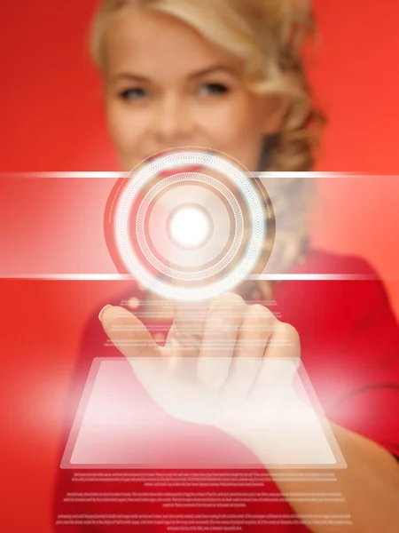 Kadın Kırmızı elbiseli sanal düğmesine basarak — Stok fotoğraf