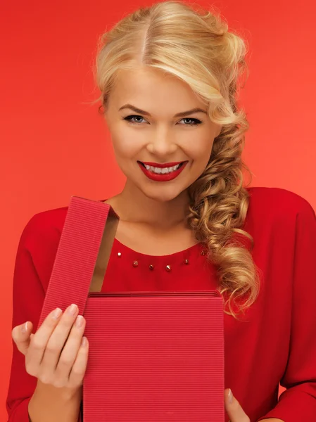 Bella donna in abito rosso con scatola regalo aperta — Foto Stock