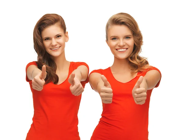 Wo adolescentes en camisetas rojas mostrando los pulgares hacia arriba —  Fotos de Stock