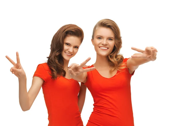 Zafer işaret gösteren iki genç kız — Stok fotoğraf