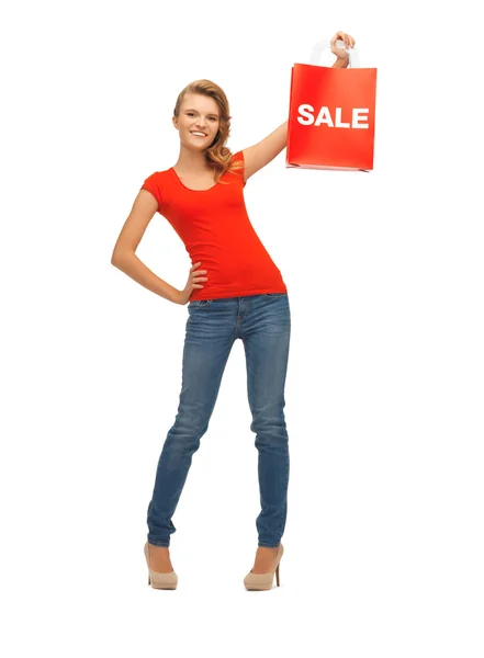 Chica adolescente en camiseta roja con bolsa de compras — Foto de Stock