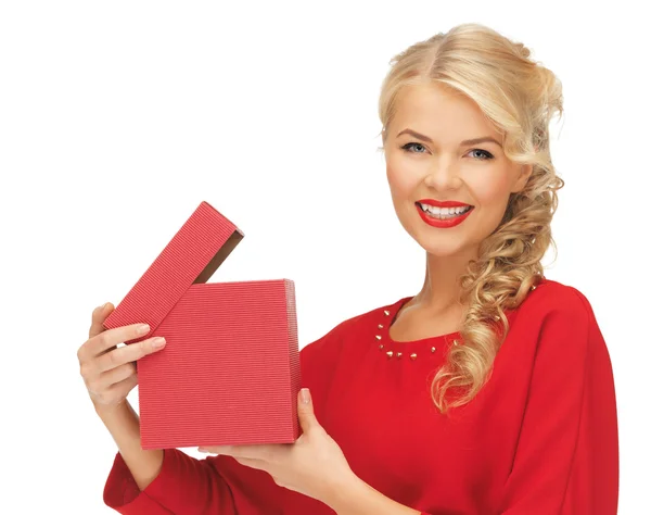 Mulher encantadora em vestido vermelho com caixa de presente aberta Imagens Royalty-Free