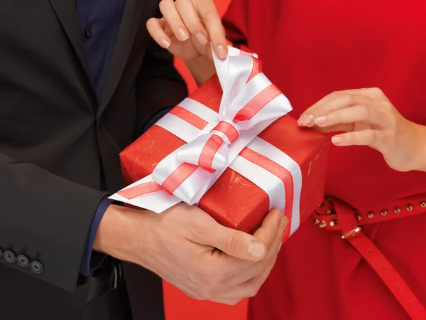 Mani di uomo e donna con confezione regalo — Foto Stock