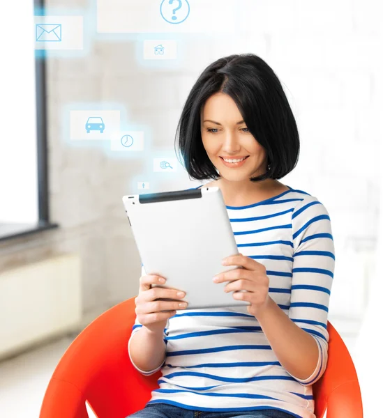 Menina adolescente feliz com computador tablet pc — Fotografia de Stock