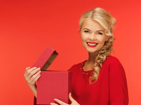 Schöne Frau in rotem Kleid mit geöffnetem Geschenkkarton — Stockfoto