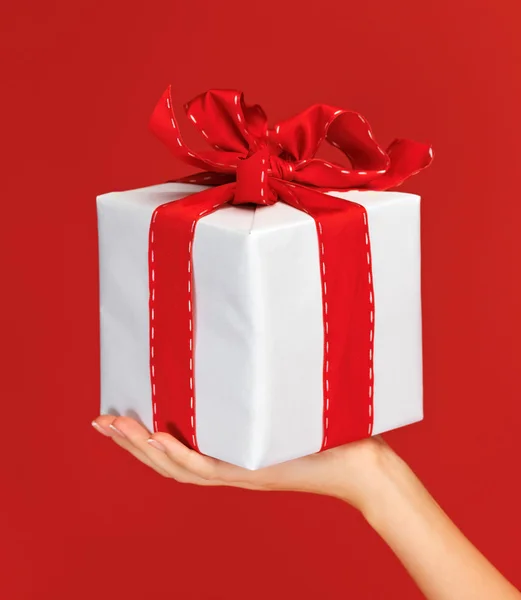 Manos de mujer sosteniendo una caja de regalo — Foto de Stock