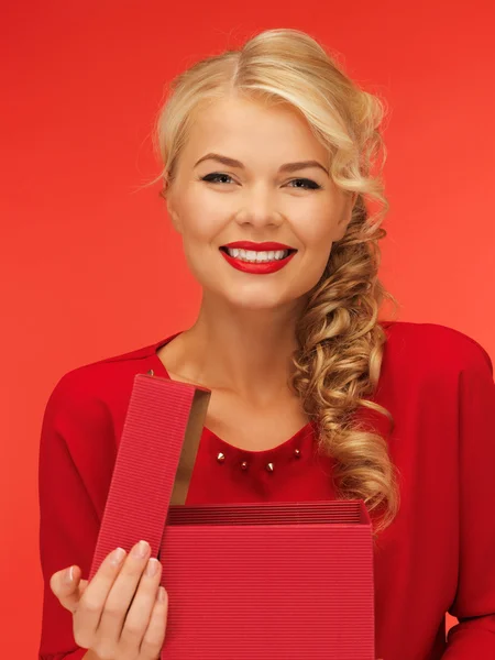 Bella donna in abito rosso con scatola regalo aperta — Foto Stock