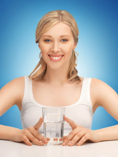 Mujer con vaso de agua — Foto de Stock