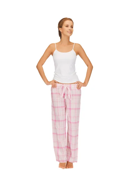 Glückliche und lächelnde Frau im Pyjama aus Baumwolle — Stockfoto