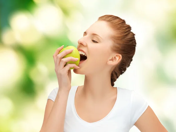 Junge schöne Frau mit grünem Apfel — Stockfoto