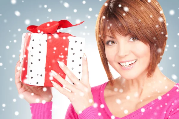 Mujer feliz con caja de regalo —  Fotos de Stock