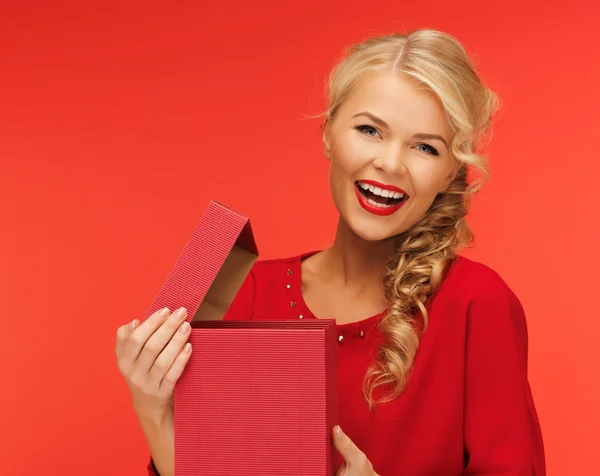 Schöne Frau in rotem Kleid mit geöffnetem Geschenkkarton — Stockfoto