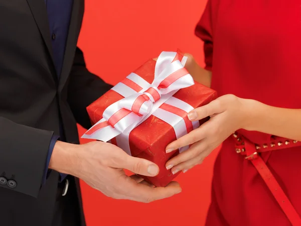 Hände von Mann und Frau mit Geschenkbox — Stockfoto