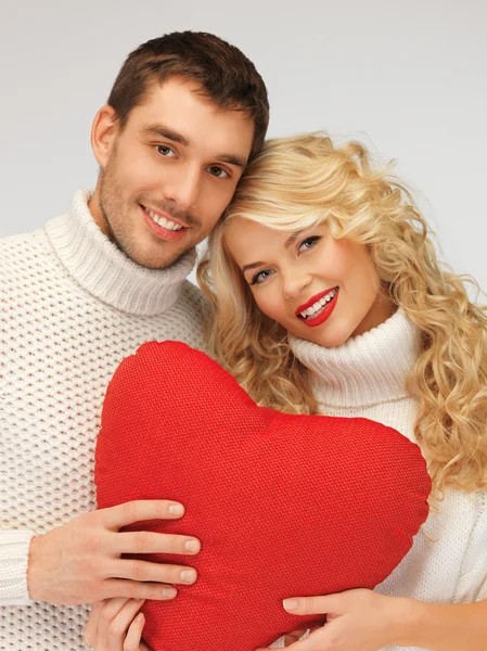 Семейная пара в свитерах с сердцем — стоковое фото