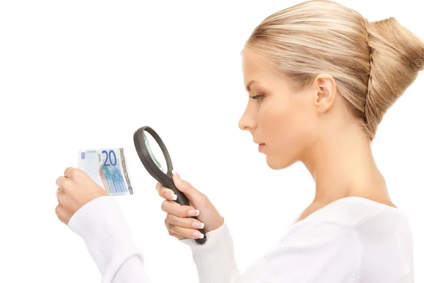 Vrouw met Vergrootglas en euro contant geld — Stockfoto