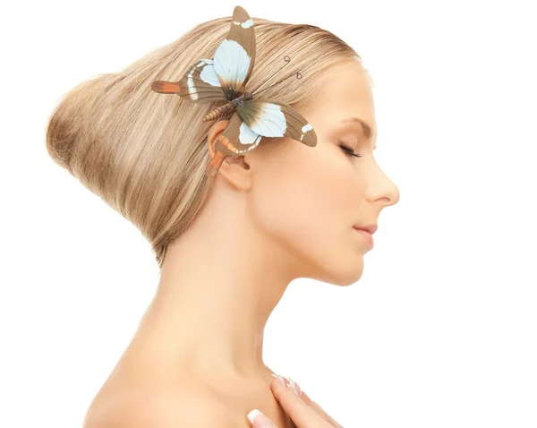 Donna con farfalla nei capelli — Foto Stock