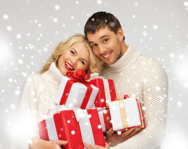 Couple romantique dans un pull avec des boîtes-cadeaux — Photo