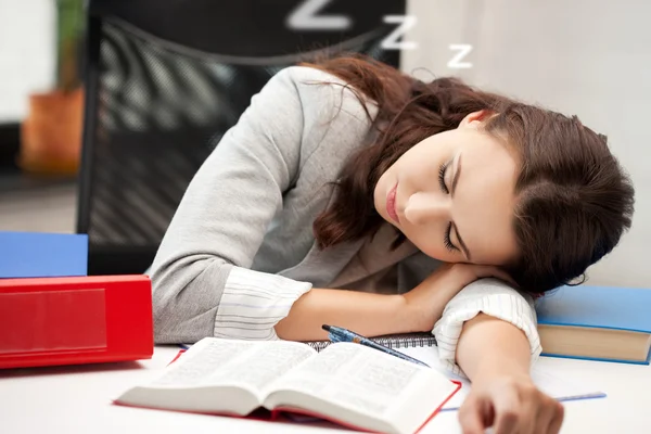 Femme endormie avec livre Images De Stock Libres De Droits