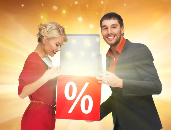 Homem e mulher com sinal percentual — Fotografia de Stock