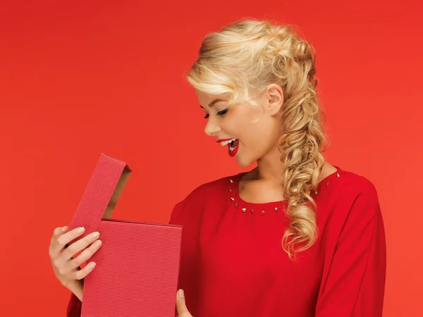 Preciosa mujer en vestido rojo con caja de regalo abierta — Foto de Stock