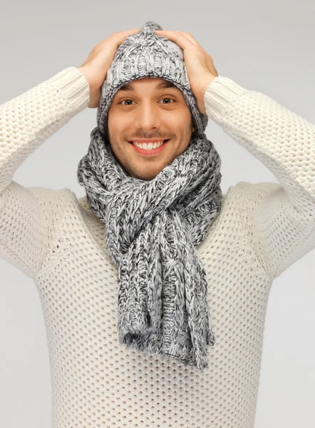 Stilig man i varm tröja, mössa och halsduk — Stockfoto