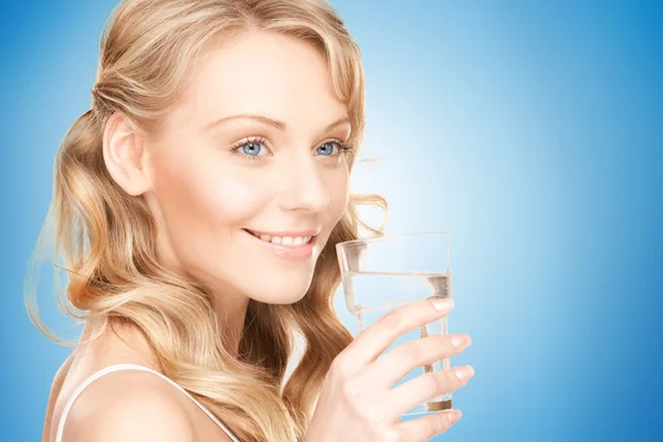 Bella donna con un bicchiere d'acqua — Foto Stock