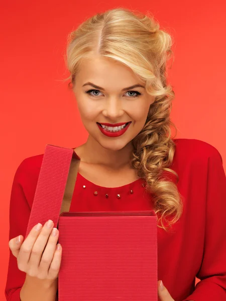 Bella donna in abito rosso con scatola regalo aperta — Foto Stock