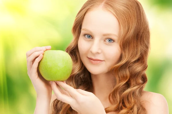 Joven hermosa mujer con manzana verde — Foto de Stock