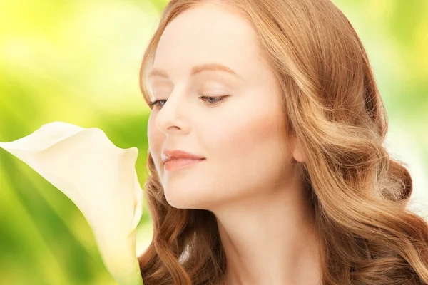 Mulher bonita com flor de calla — Fotografia de Stock