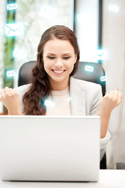 Mulher feliz com computador portátil — Fotografia de Stock