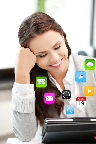 Mujer feliz con tablet PC — Foto de Stock