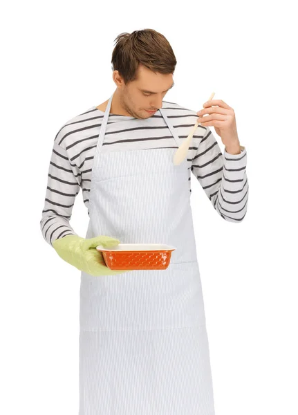 Adam beyaz üzerinde pişirme — Stok fotoğraf