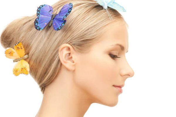 Žena s butterfly v vlasy — Stock fotografie