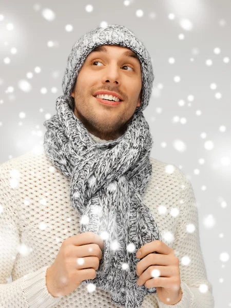 Stilig man i varm tröja, mössa och halsduk — Stockfoto