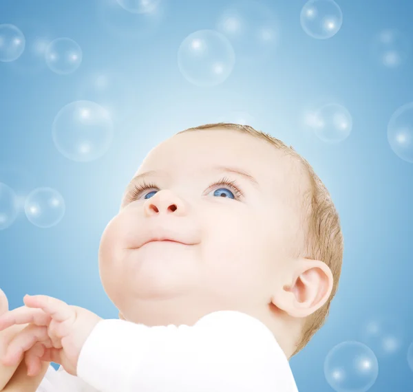 Baby med såpbubblor — Stockfoto