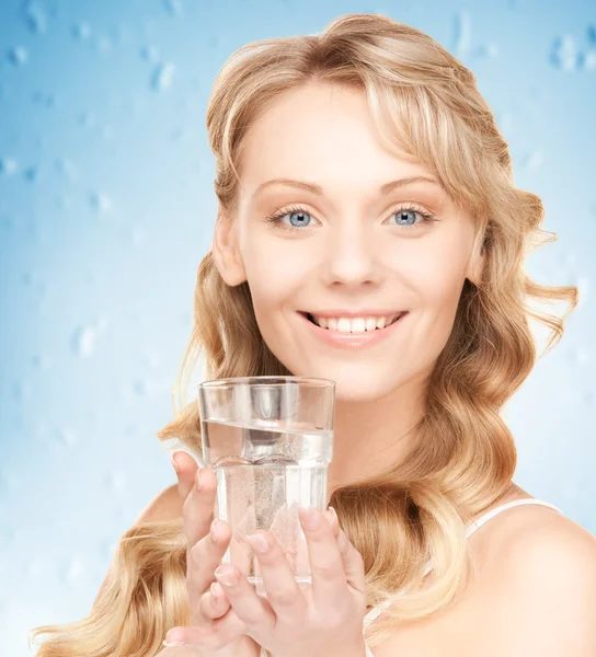 Mãos de mulher segurando vidro de água — Fotografia de Stock