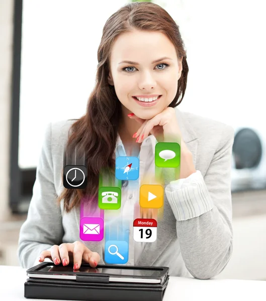 Mujer feliz con tablet PC — Foto de Stock