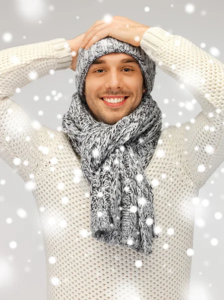 Hombre guapo en suéter caliente, sombrero y bufanda — Foto de Stock