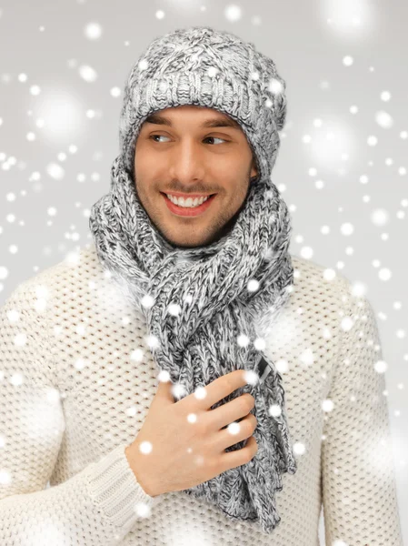Όμορφος άνδρας στο ζεστό πουλόβερ, καπέλο και κασκόλ — Φωτογραφία Αρχείου