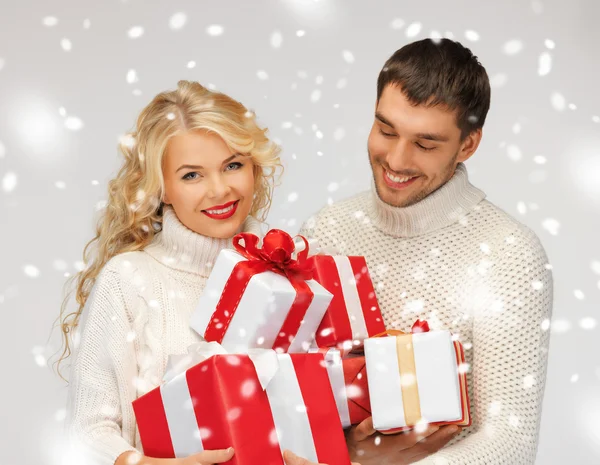 Familie paar in een truien met geschenkdozen — Stockfoto